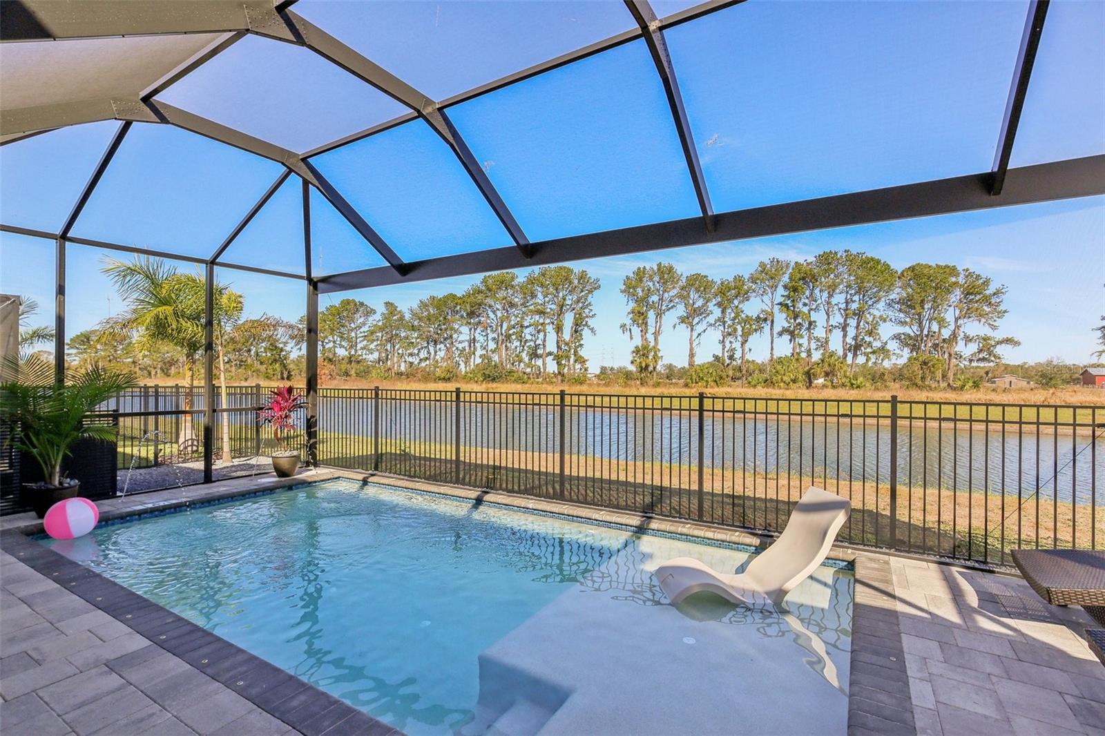 Panoramic pool screen with 20 X 20" mesh.