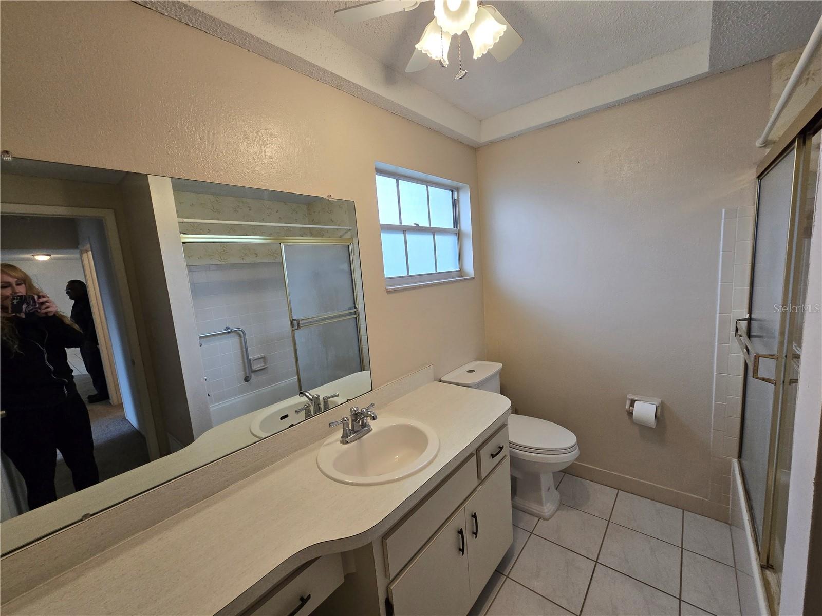 Guest bath, tub/shower combo