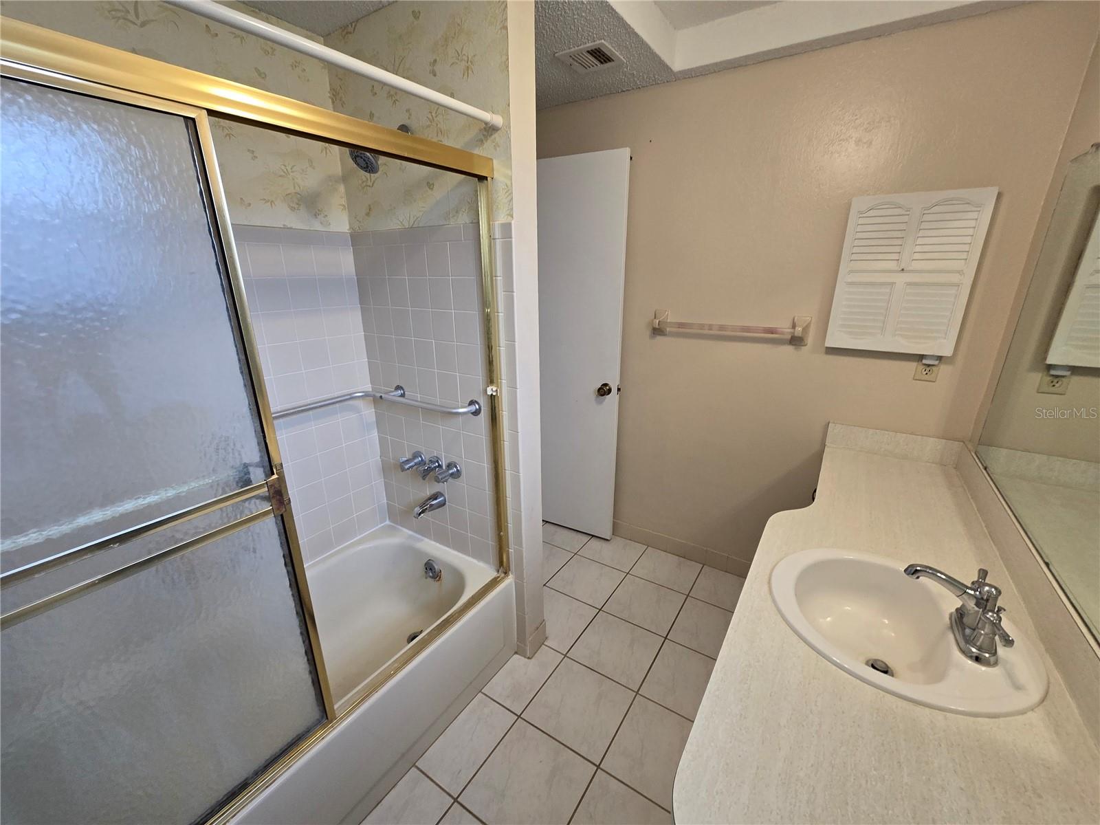 Guest bath, tub/shower combo