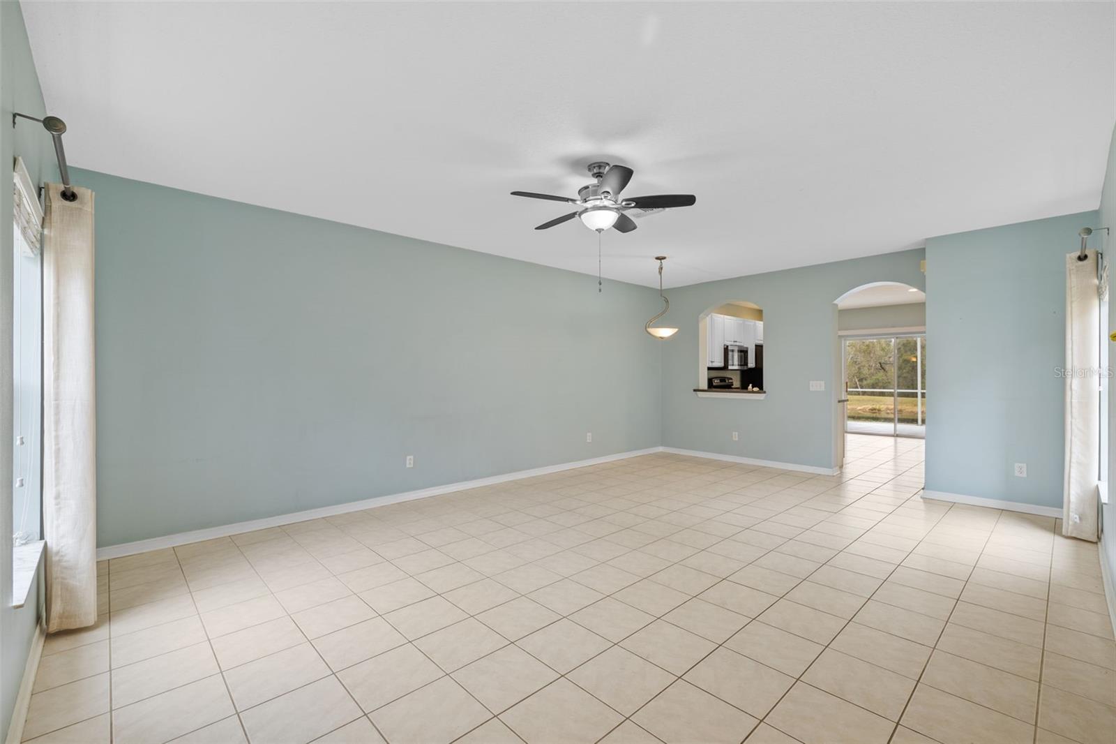 Living room / dining room combo - view to the kitchen