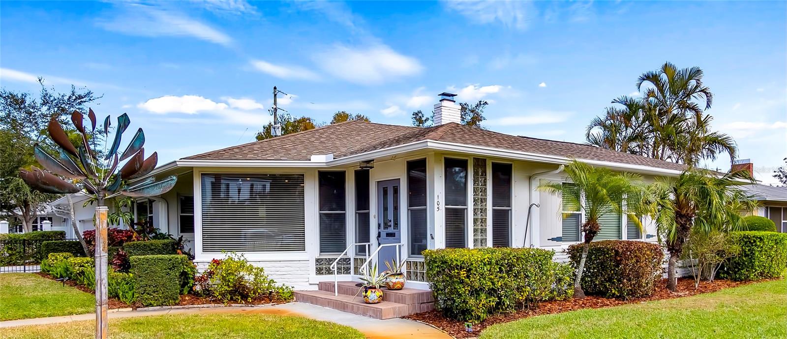 Light and airy cottage with a spacious yard, ideal for outdoor entertaining or simply enjoying the Florida sunshine