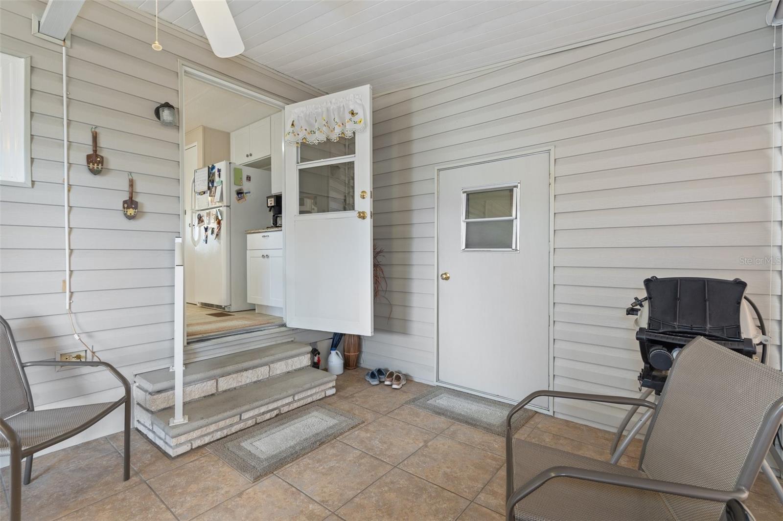 Lovely screened in porch, perfect for relaxing !!