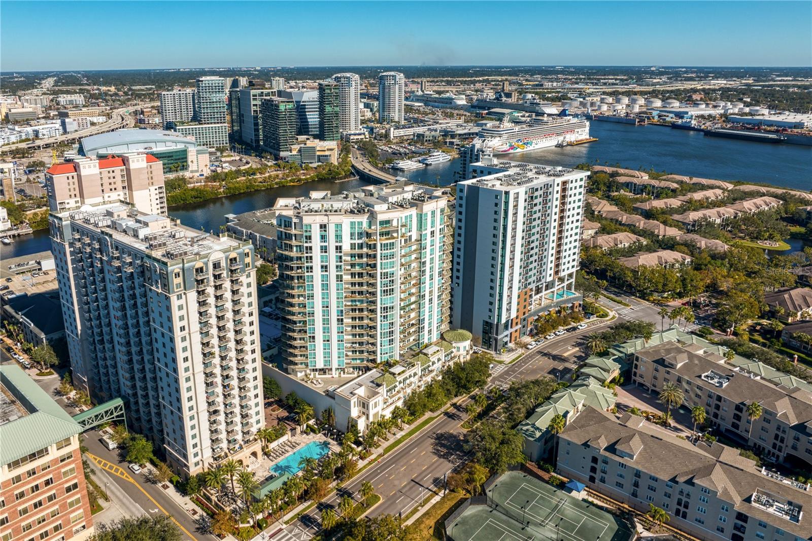 .  Walk to great restaurants (5 located right on Harbour Island), Tampa’s Riverwalk, Amalie Arena, Water Street, Sparkman Wharf and so much more.