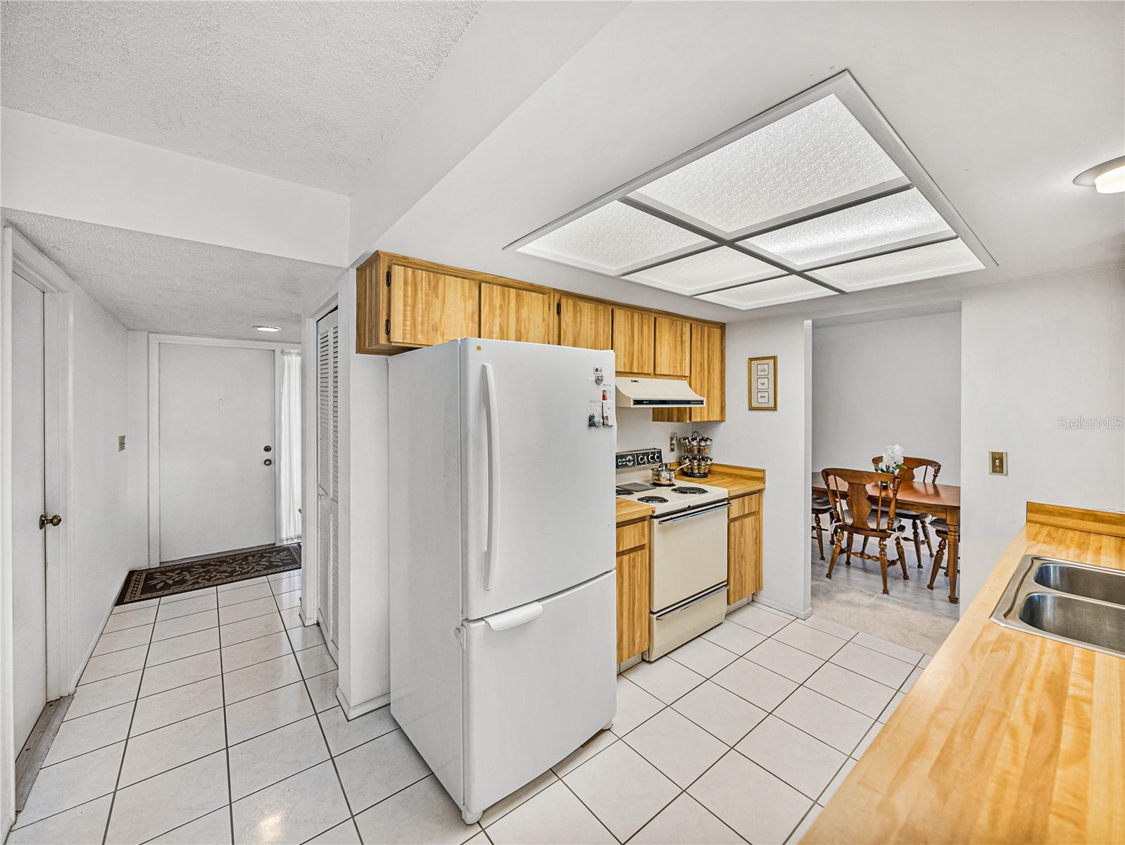 Nice sized closet pantry~