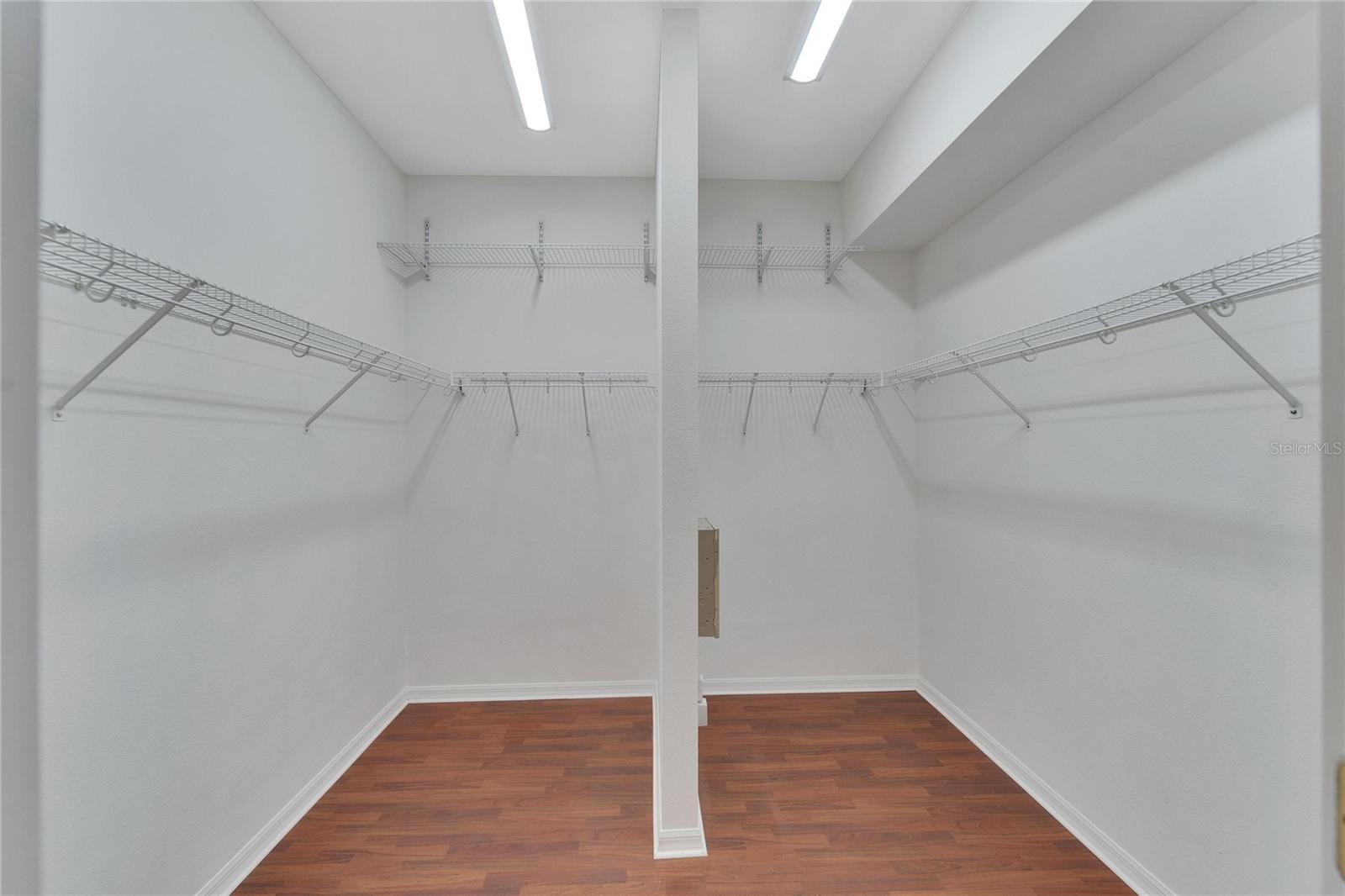 TB8342495 - walk-in closet