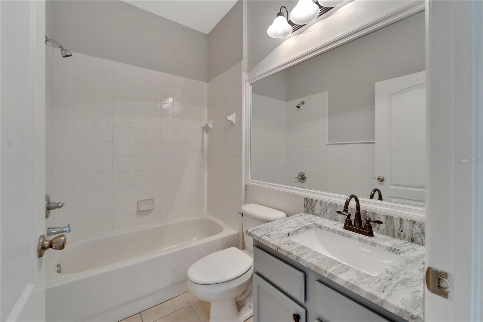 TB8342495 - Bath shared by 2 bedrooms