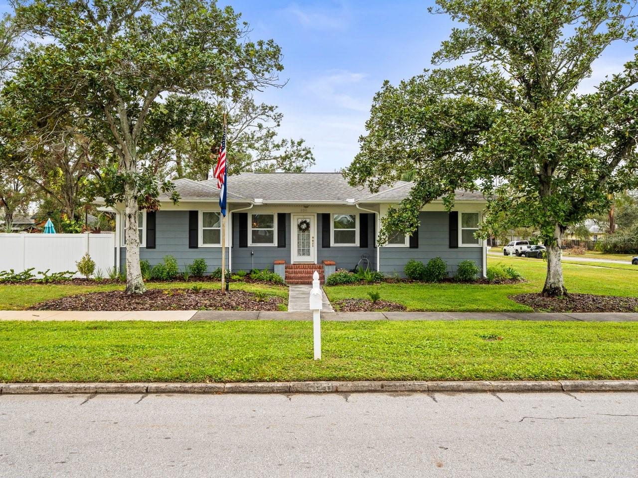 Attractive curb appeal!