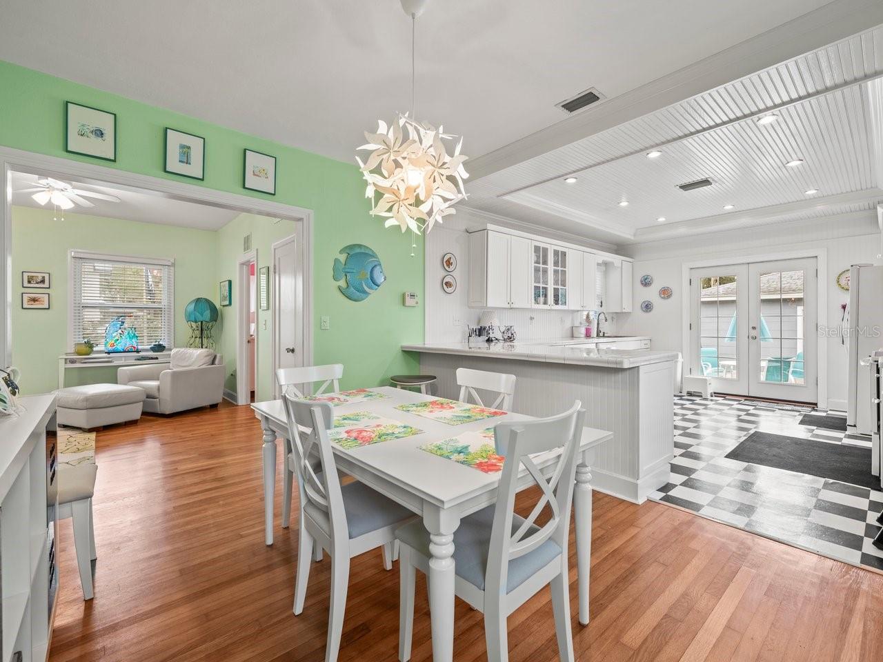 Open floorplan dining area, kitchen and livingroom