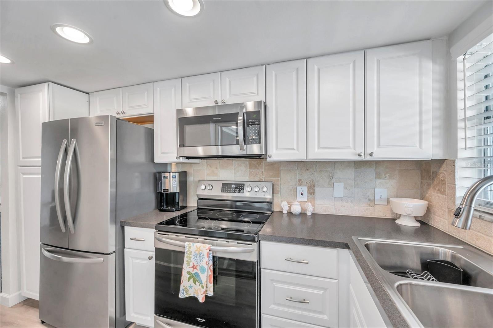 Bright airy kitchen!