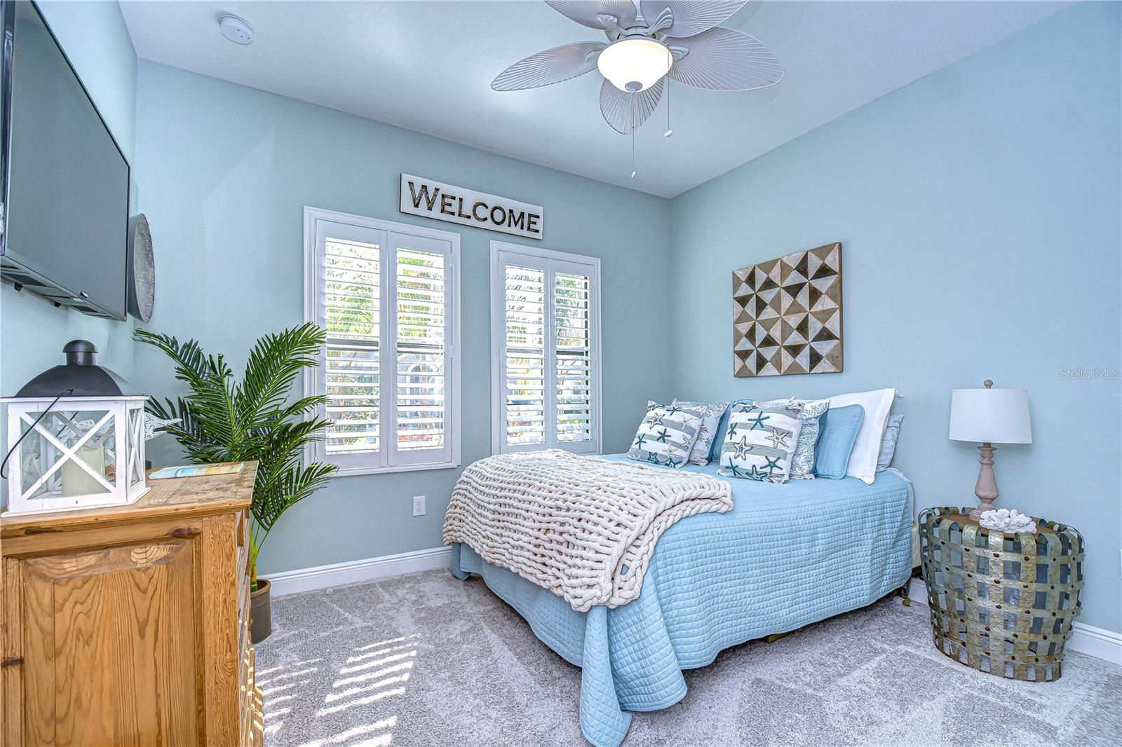 Pretty downstairs bedroom is perfects for guests!