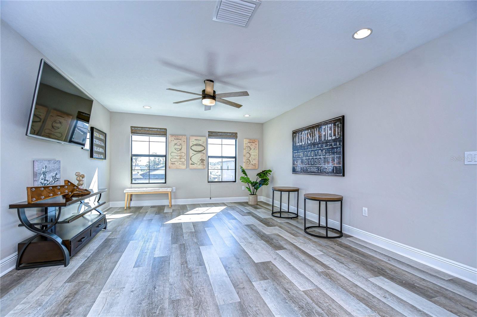 EXPANSIVE loft space perfect for a media room, playroom, or bonus living room!