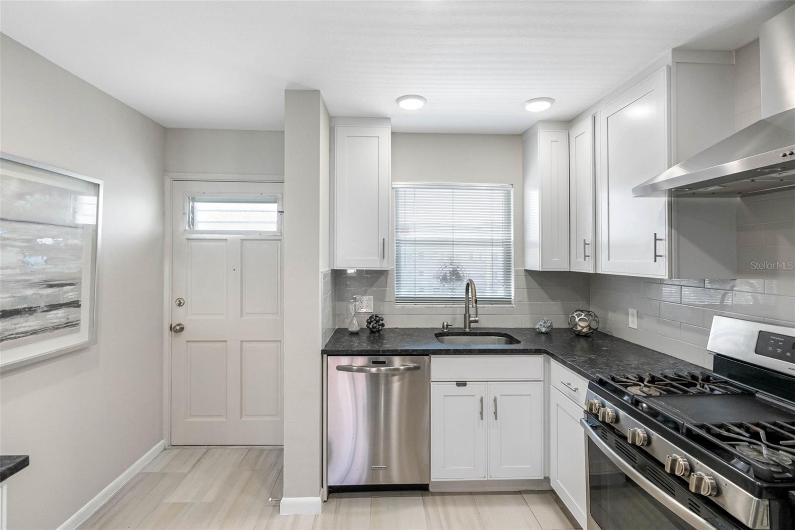 Large bar/counter for cooking.