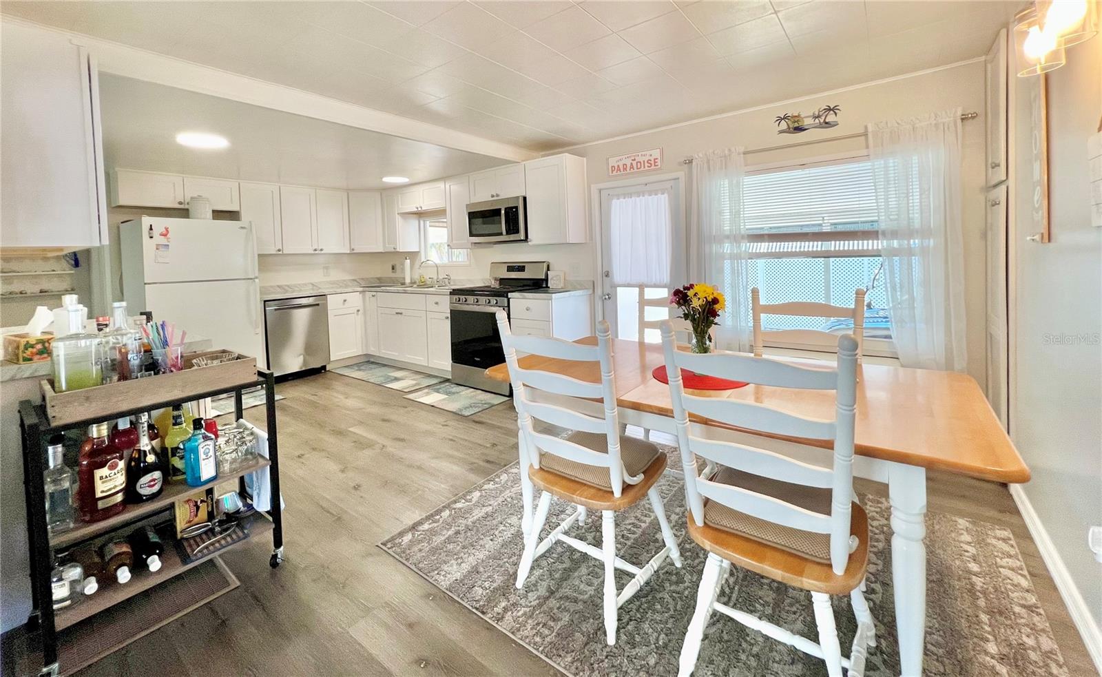 Dining room to kitchen