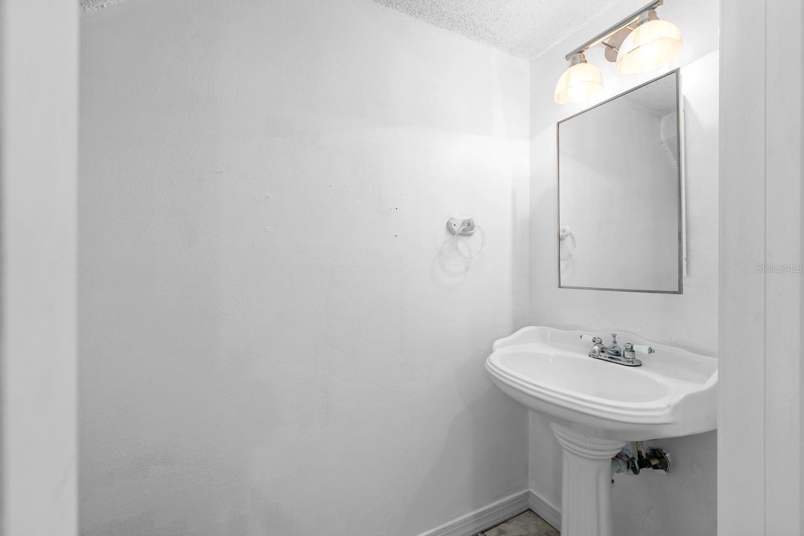 1/2 BATHROOM (FIRST LEVEL)