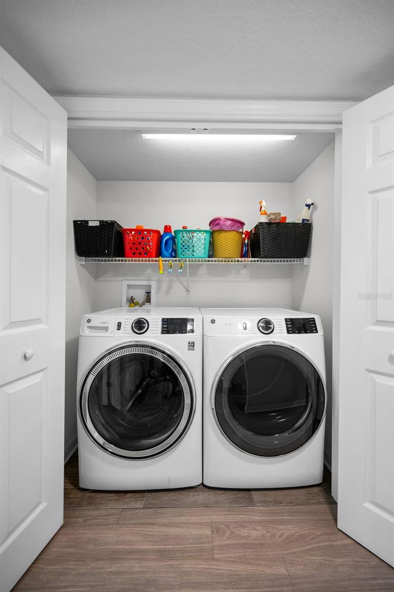 Upper level washer & dryer