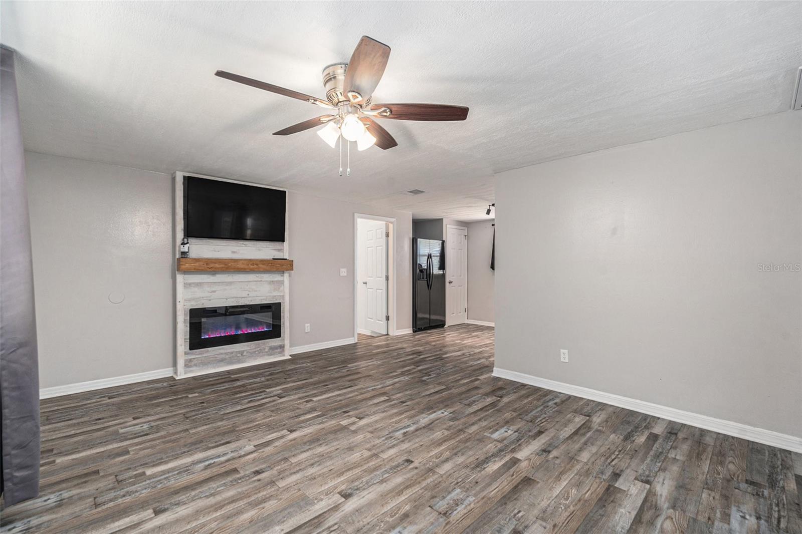 Open floorplan feel - living room and kitchen combo