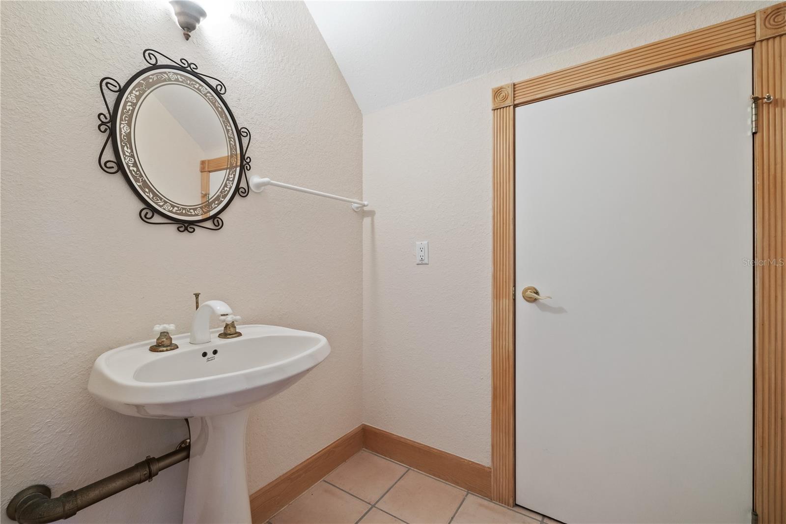 Garage Apartment Full Bathroom