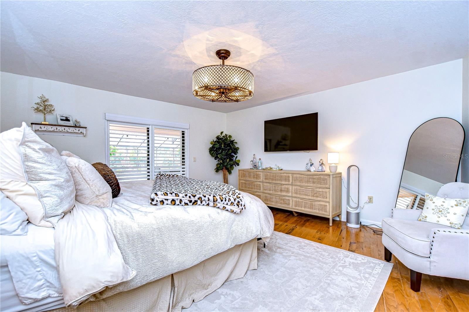 Lots of natural light throughout the spacious room!