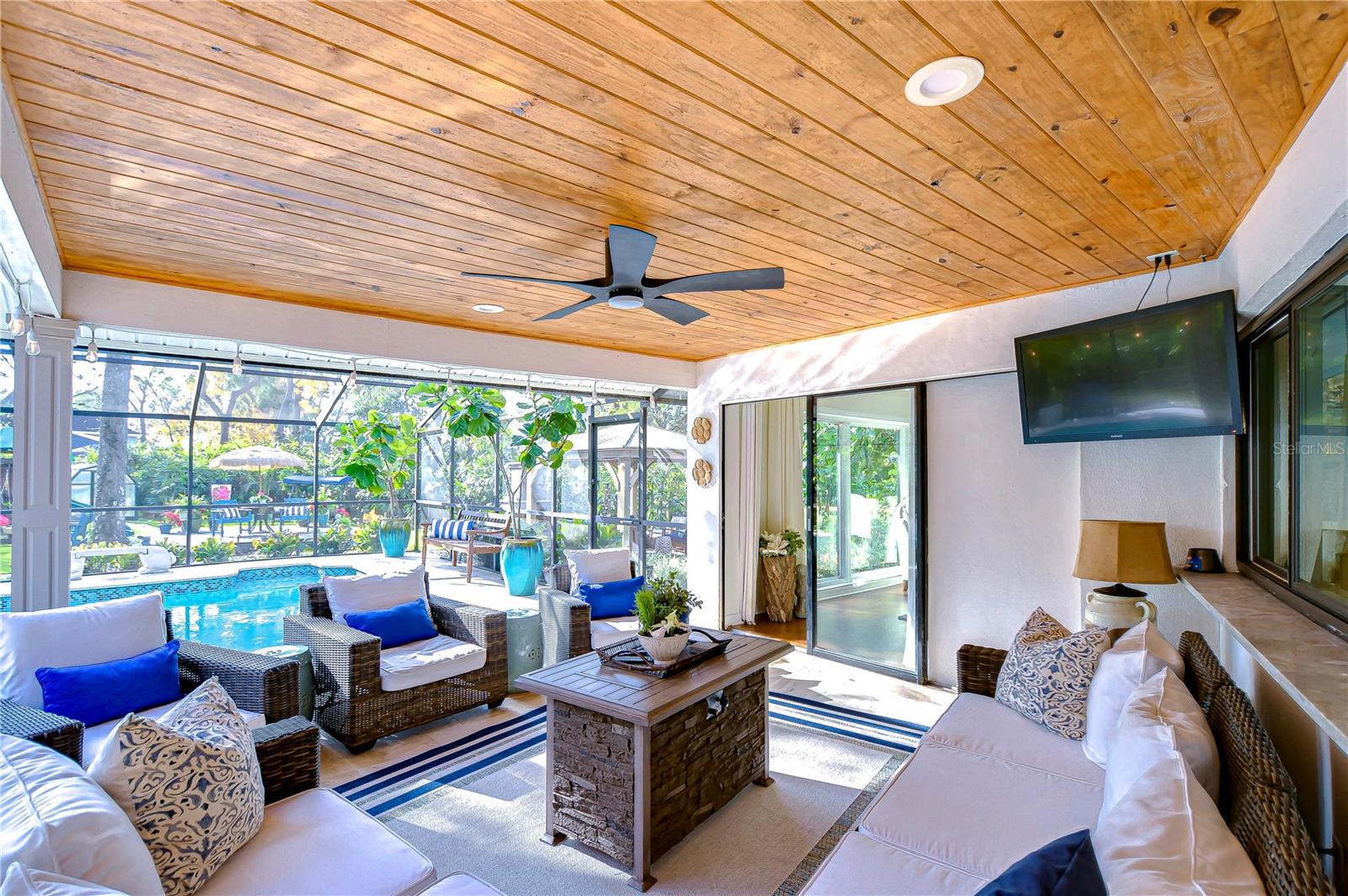 Outdoor living area allows you to enjoy the Florida weather in luxury!