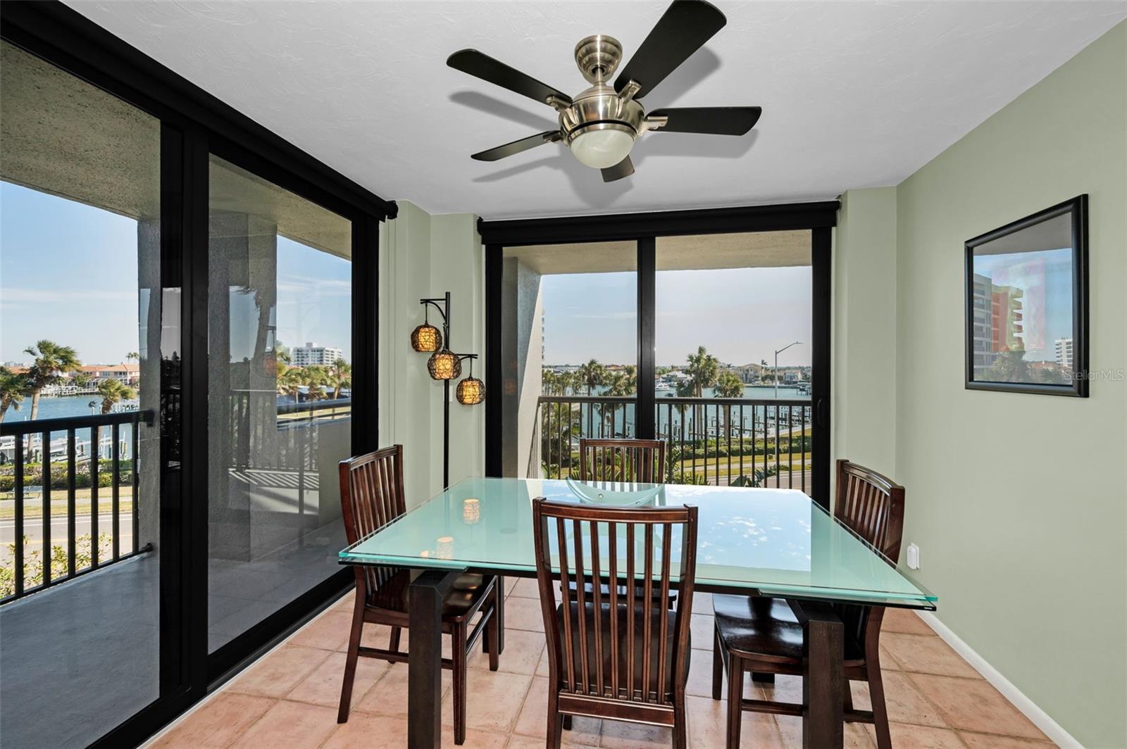 Bonus room off the Kitchen / Den or Dining area