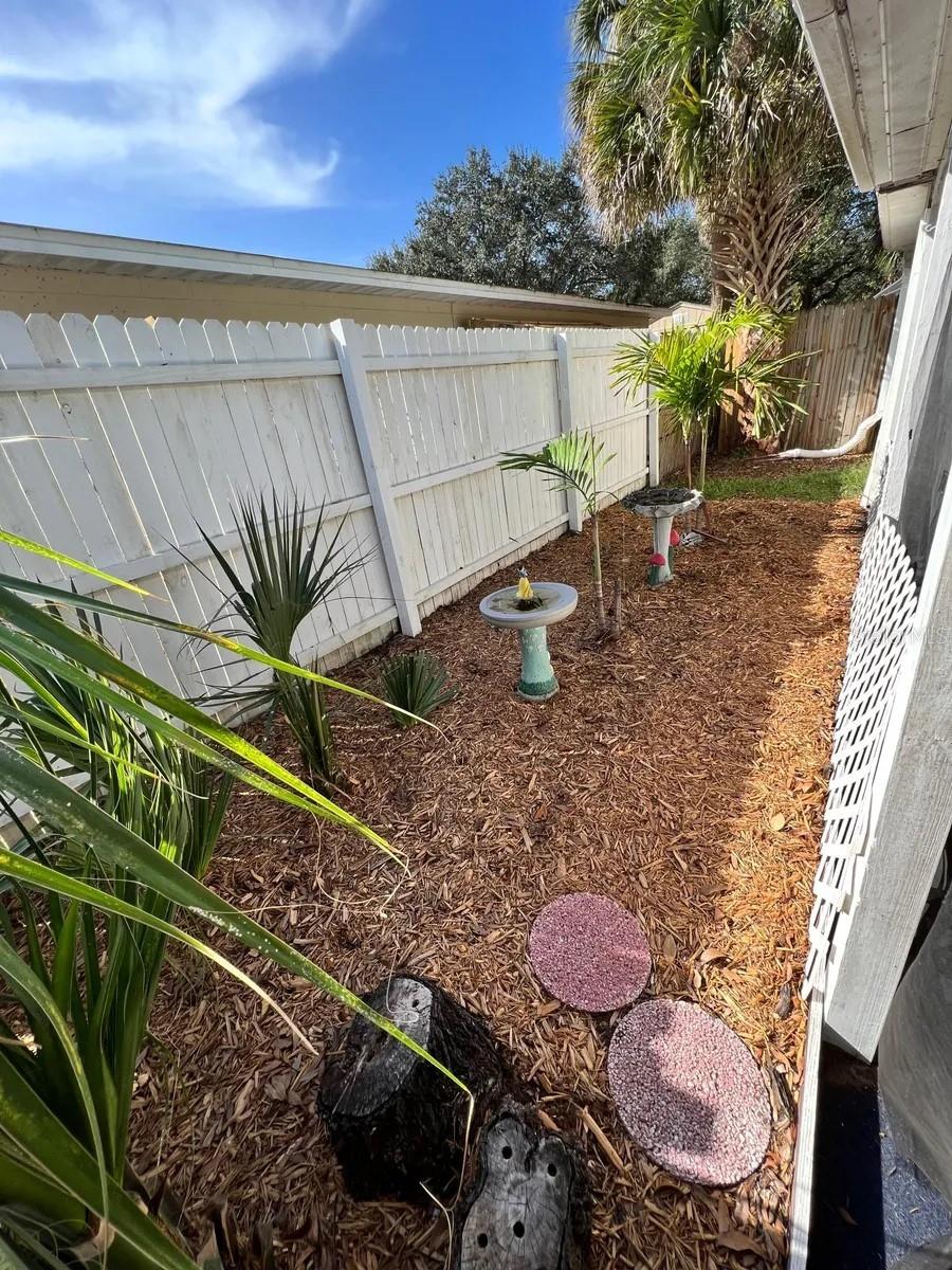 Side house garden