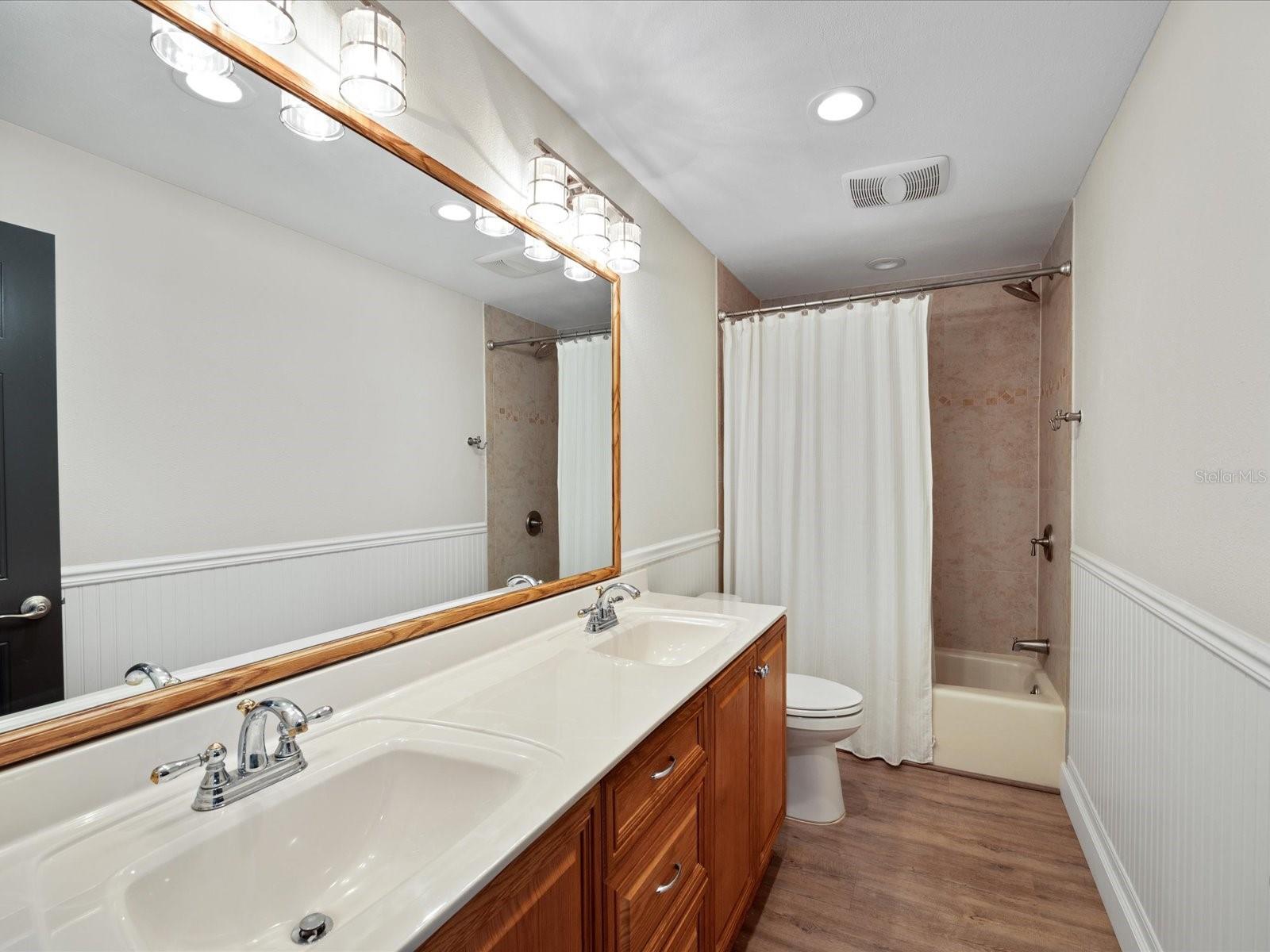 Double vanity guest bath with tub/shower combo