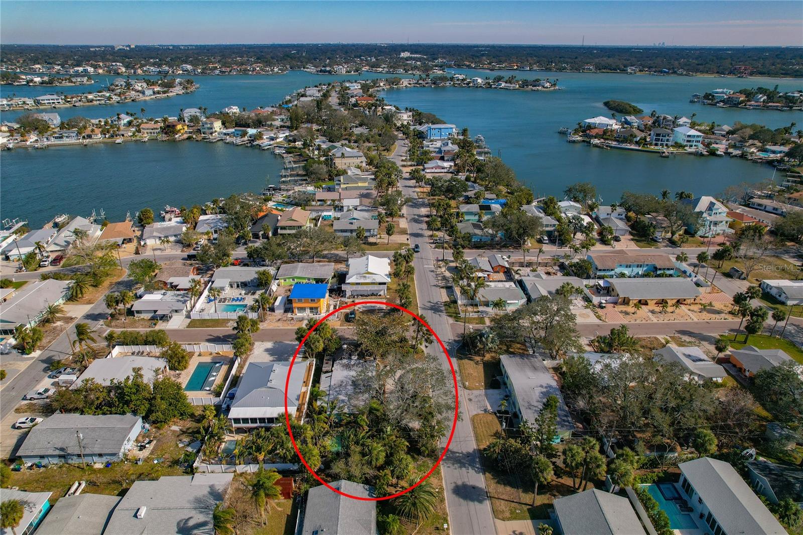 BEAUTIFUL CORNER LOT, SITUATED PERFECTLY BETWEEN THE BEACH AND THE INTRACOASTAL!