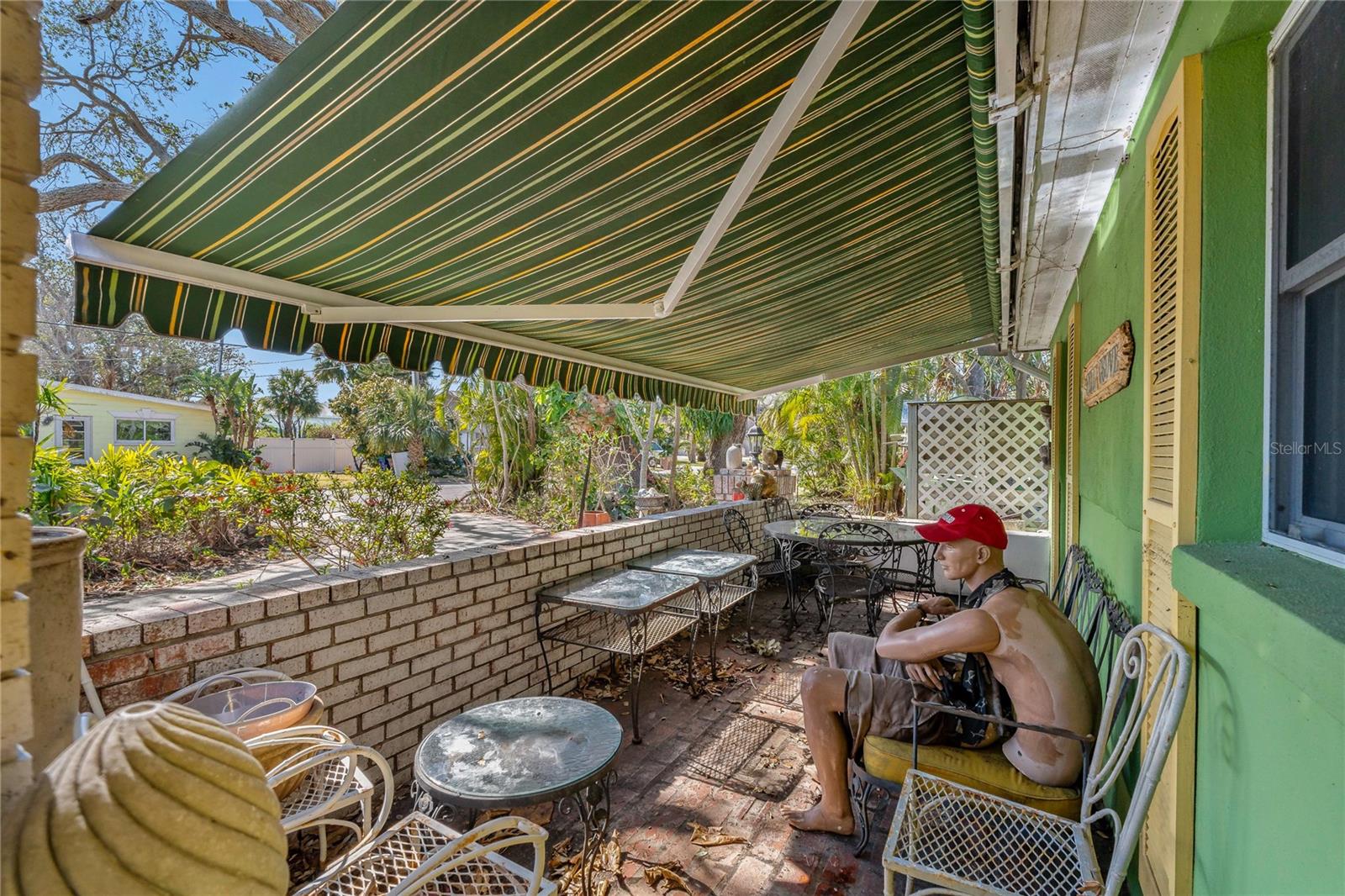 FRONT PORCH WITH RETRACTABLE AWNING