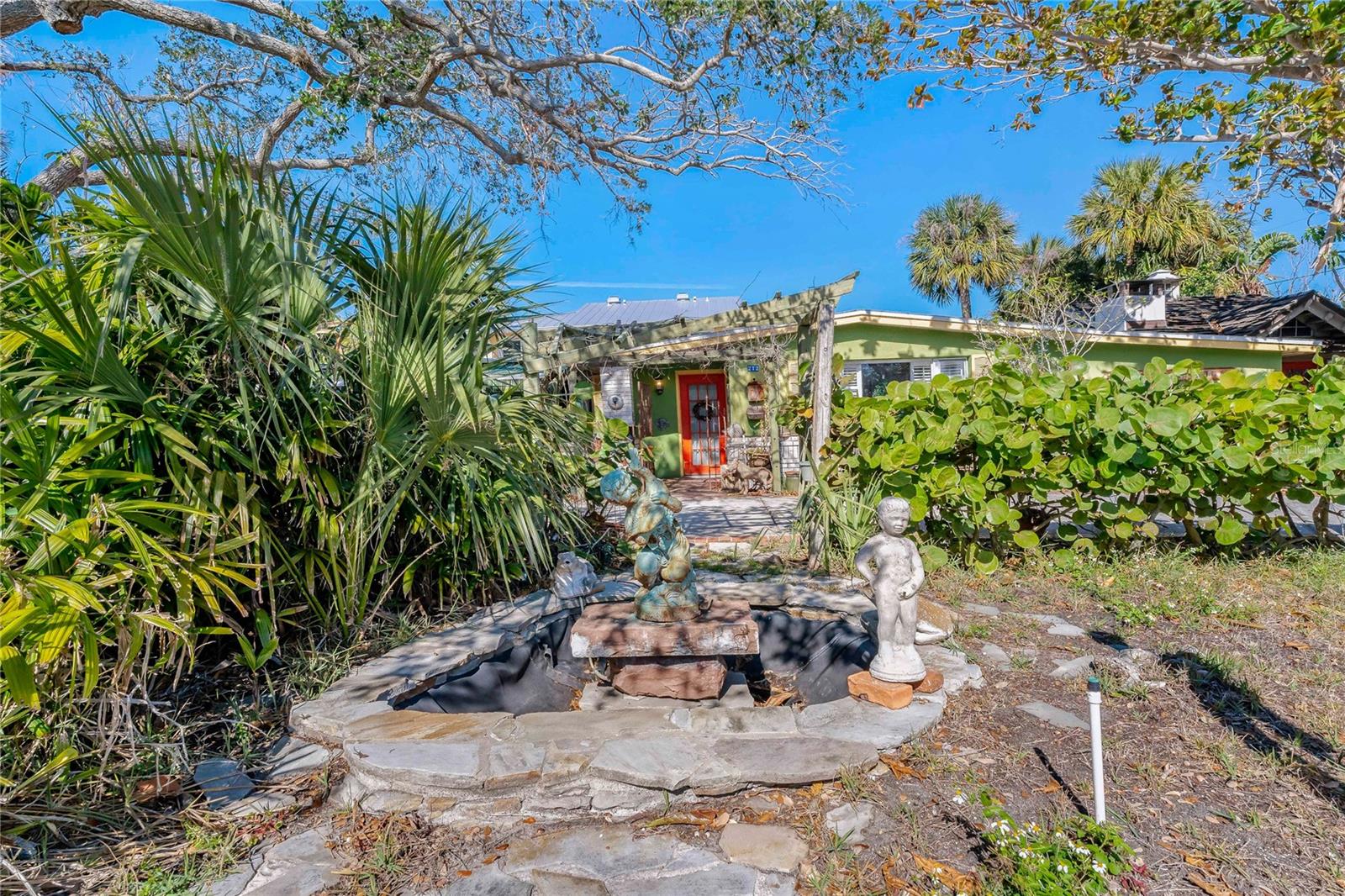 FRONT YARD / COURTYARD AREA