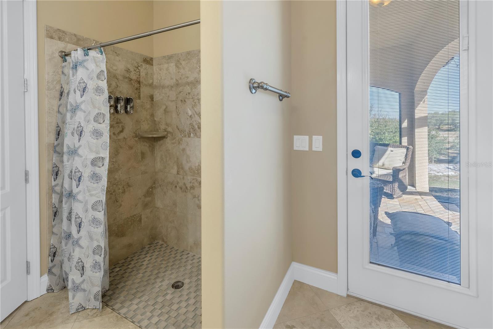 Walk-in shower with lanai access