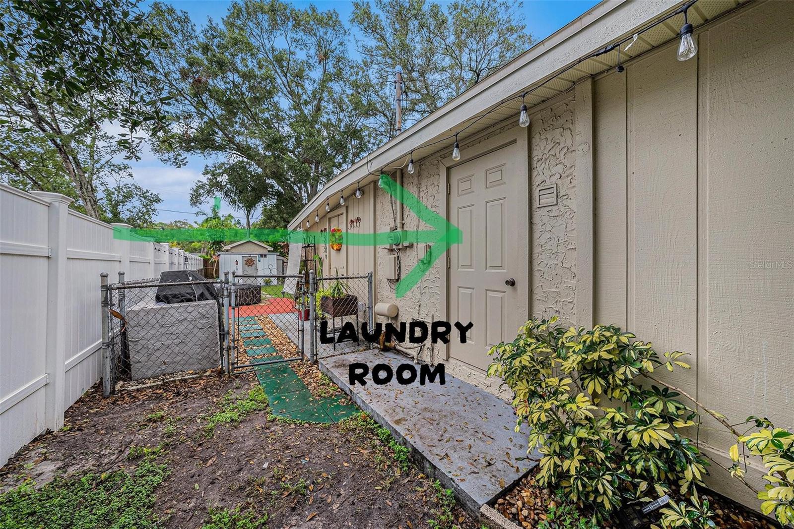 Green Arrow Pointing to Door To Laundry