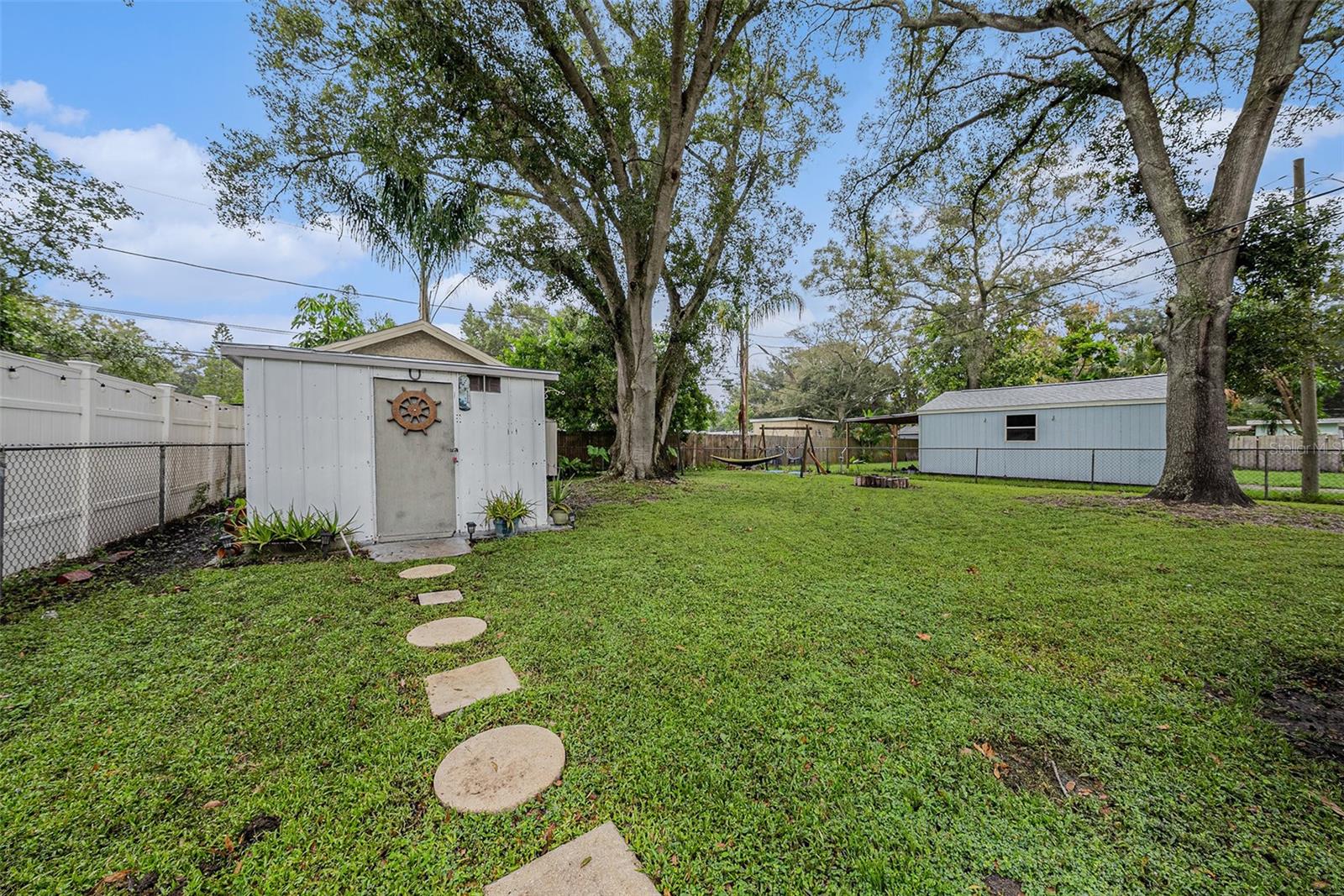 Huge Fenced In Backyard - Shed Stays