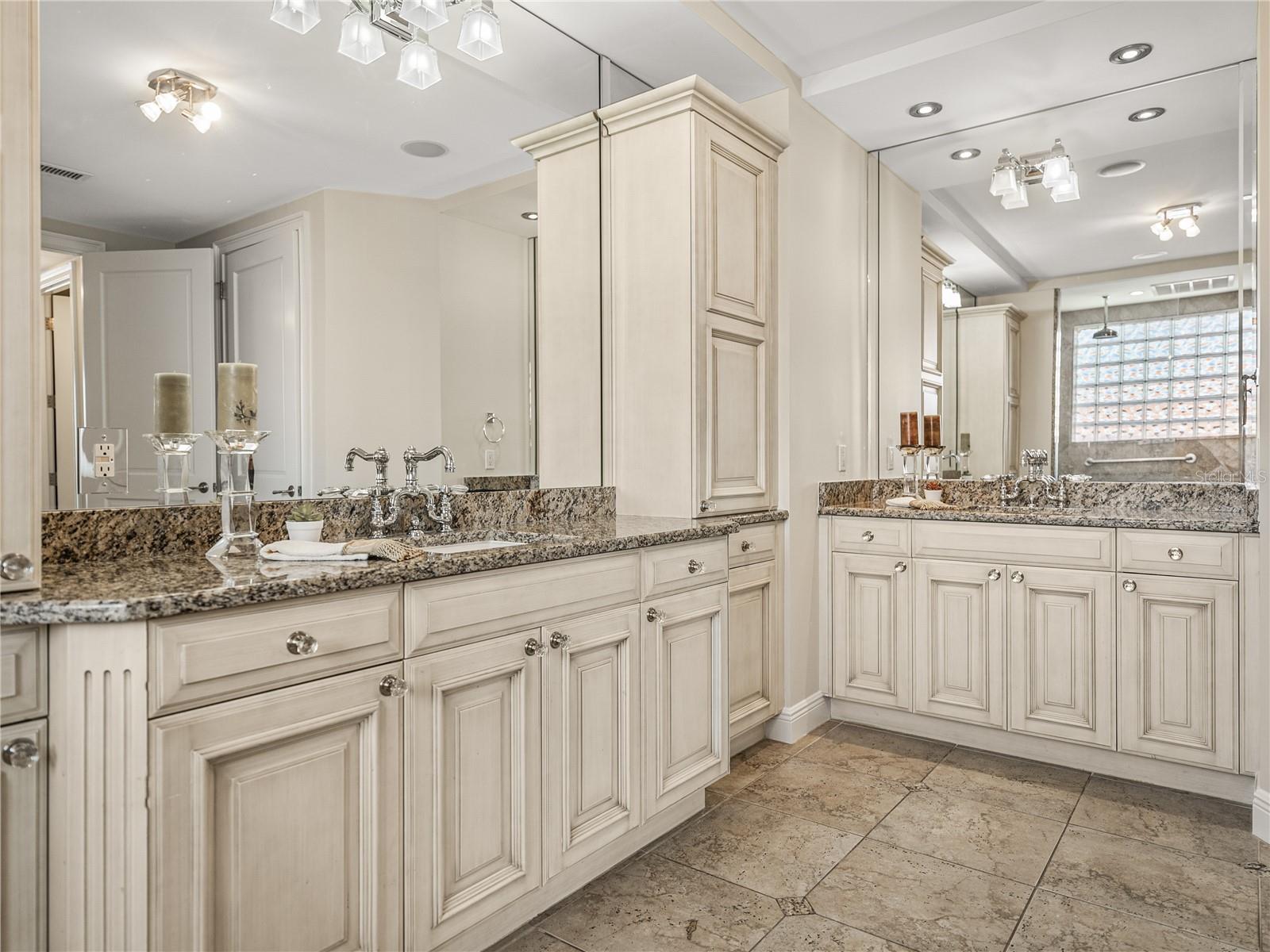 Natural light and the warm tones make this bathroom very relaxing!