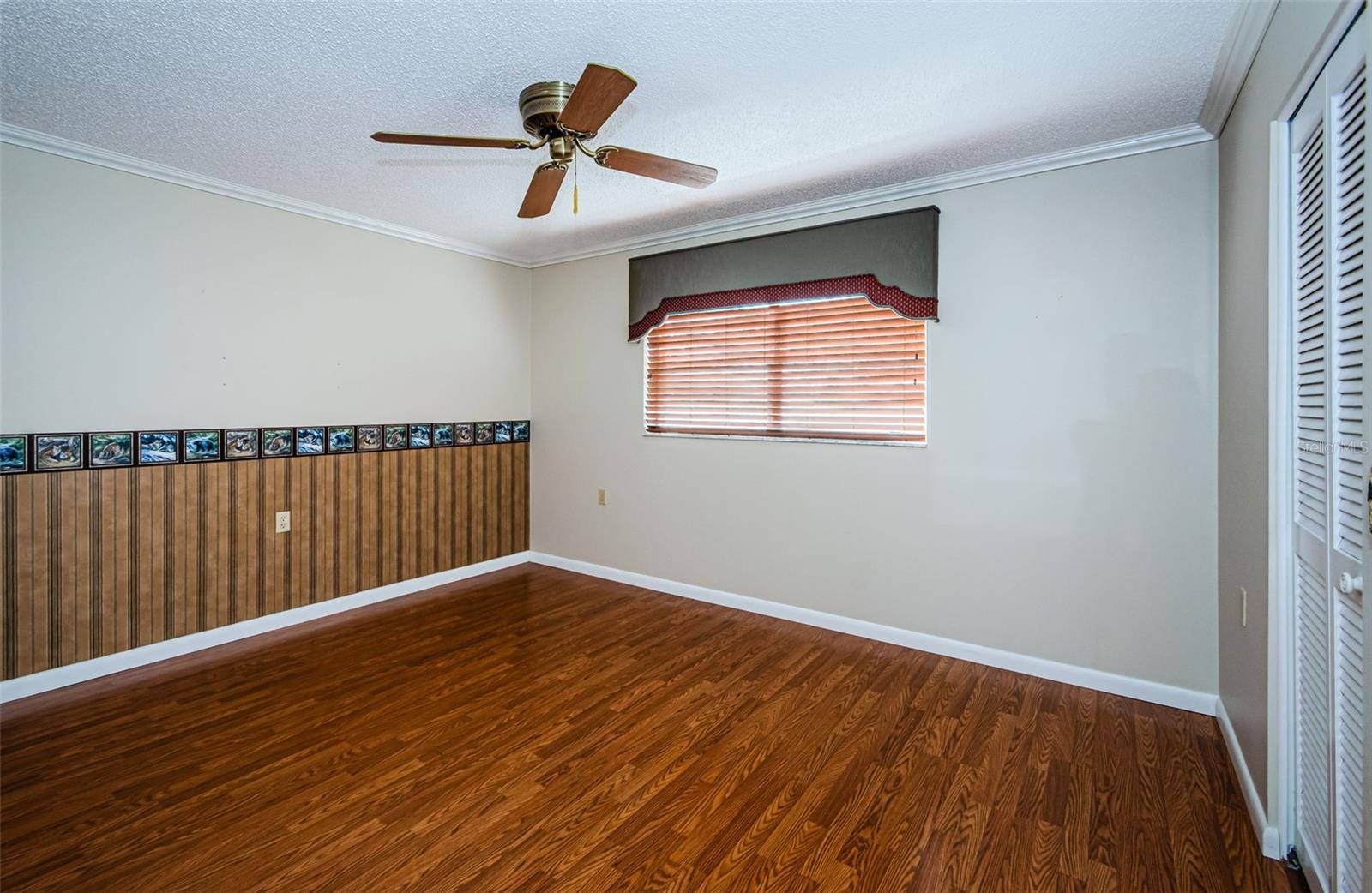 Guest Bedroom / Office w/ huge walk-in closet