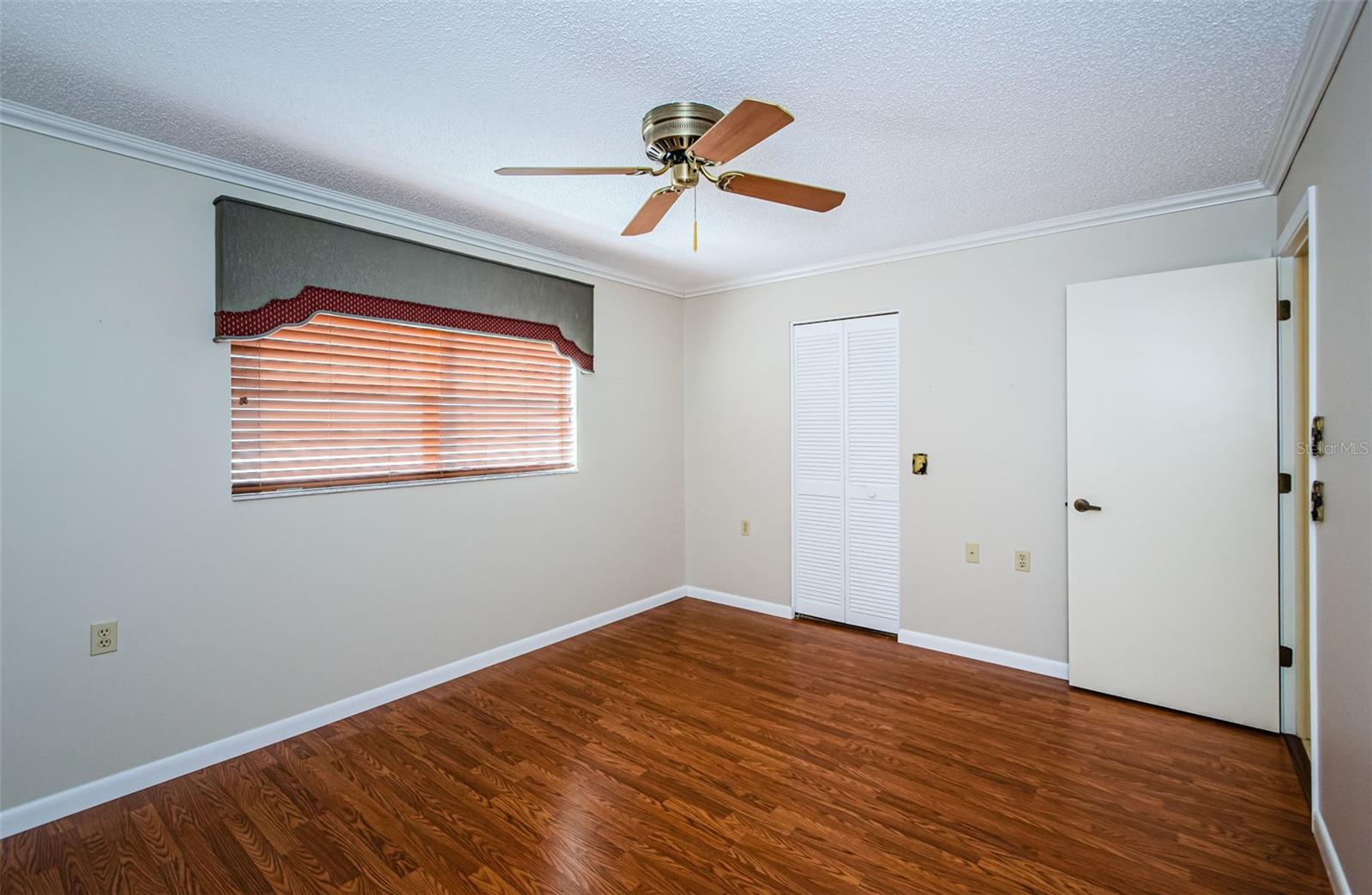 Guest Bedroom / Office w/ huge walk-in closet