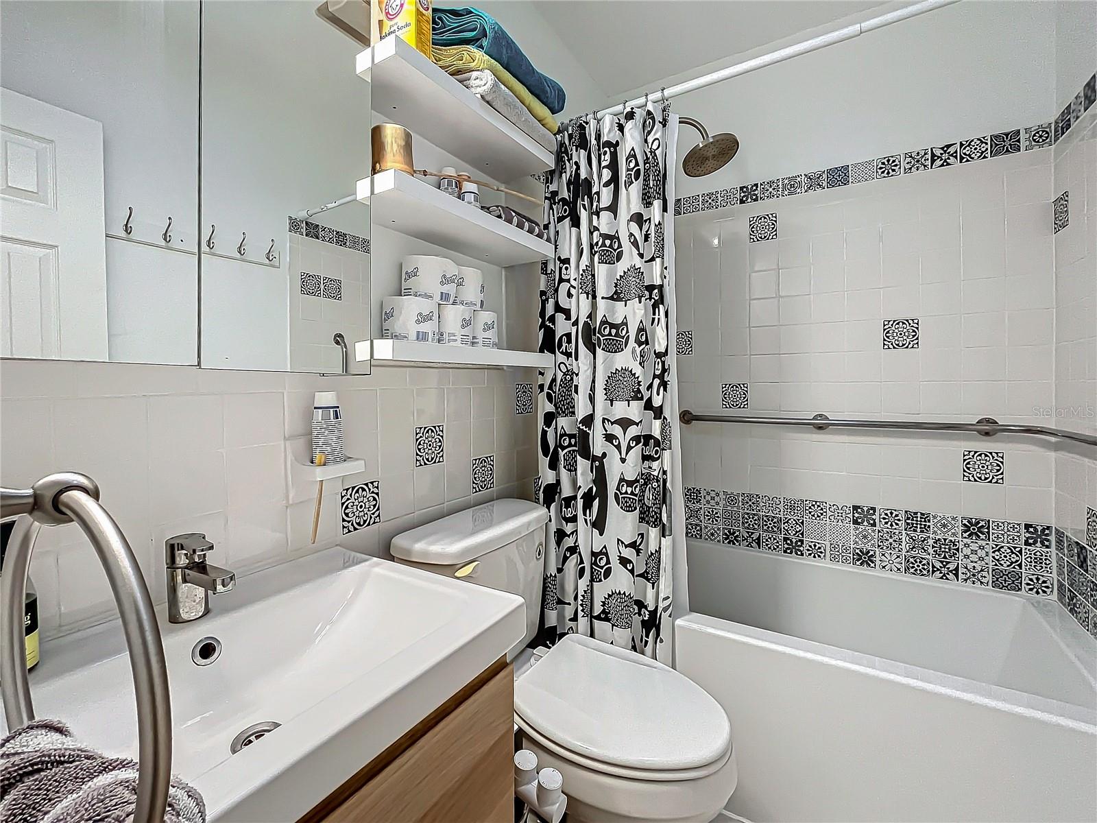 Bathroom w/Large Soaking Tub