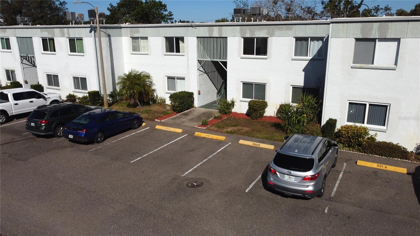 Welcome home to this affordable first floor Clearwater Condo.  Nothing to do but move right in!