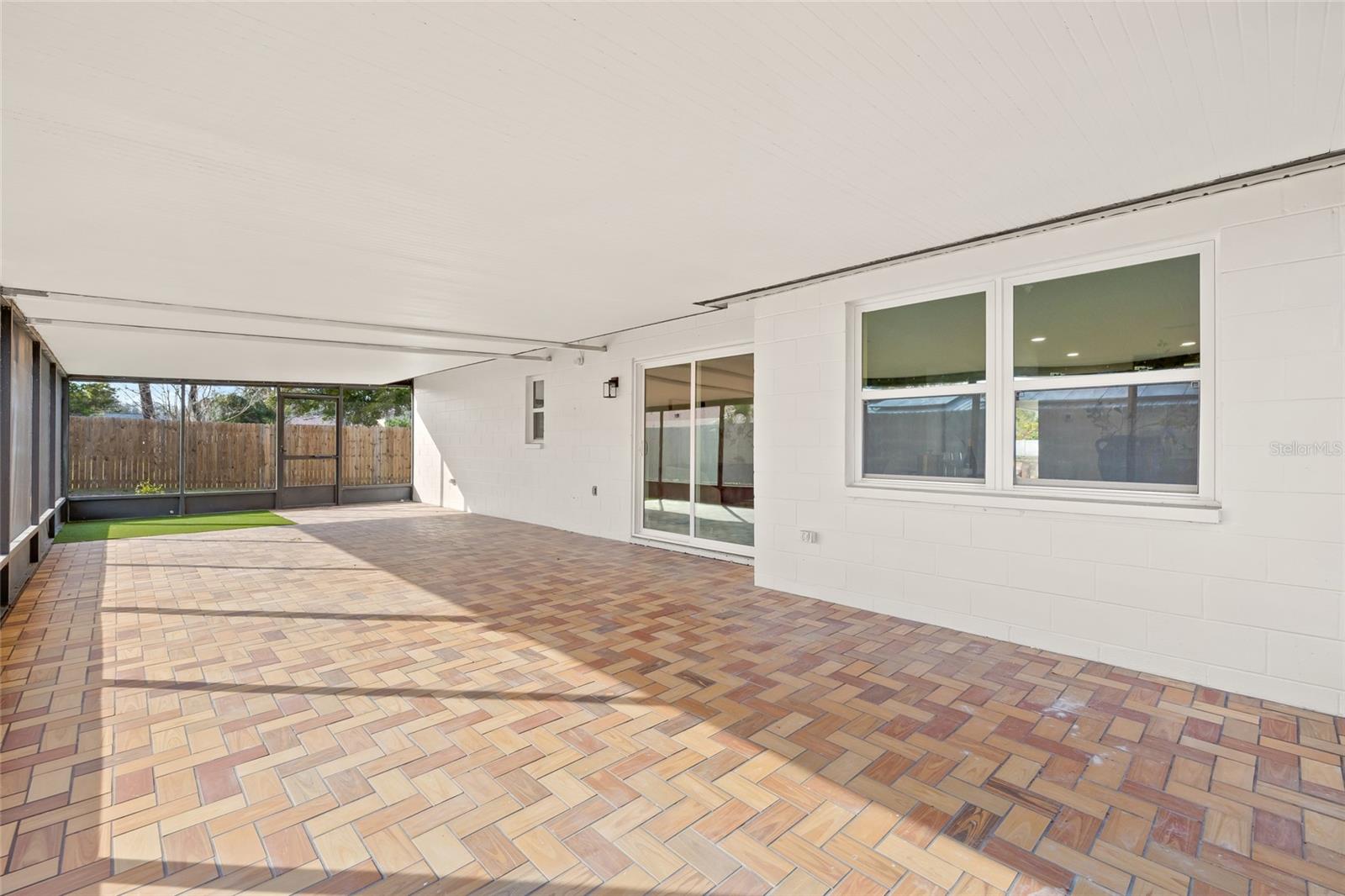 Large Covered/ Screened Porch