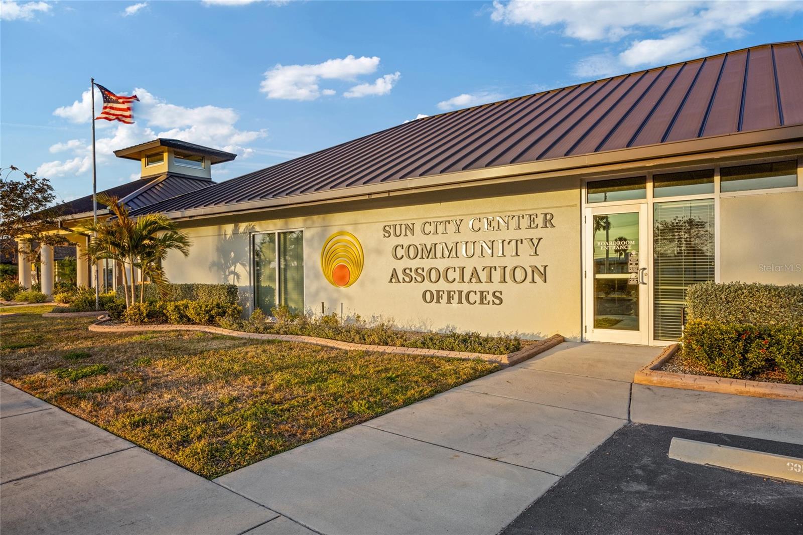 Sun City Center Community Association has various clubs, small stores for the clubs to sell their creations, a pool, shuffleboard, pickleball, lawn bowling and many activities for the community.