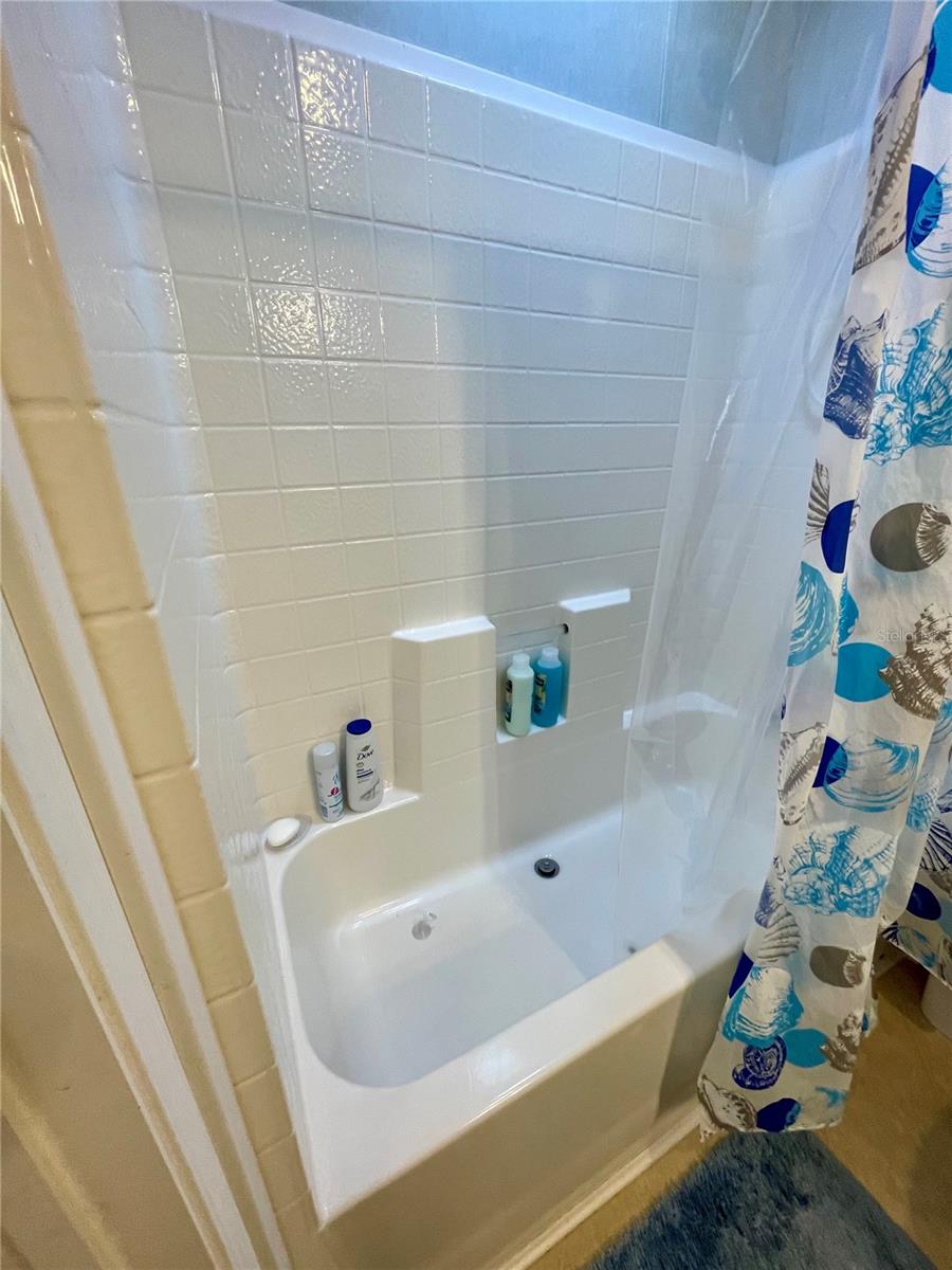 Shower/Tub enclosure