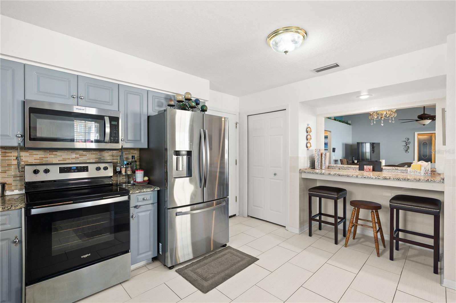 Kitchen - stainless steel appliances w breakfast bar