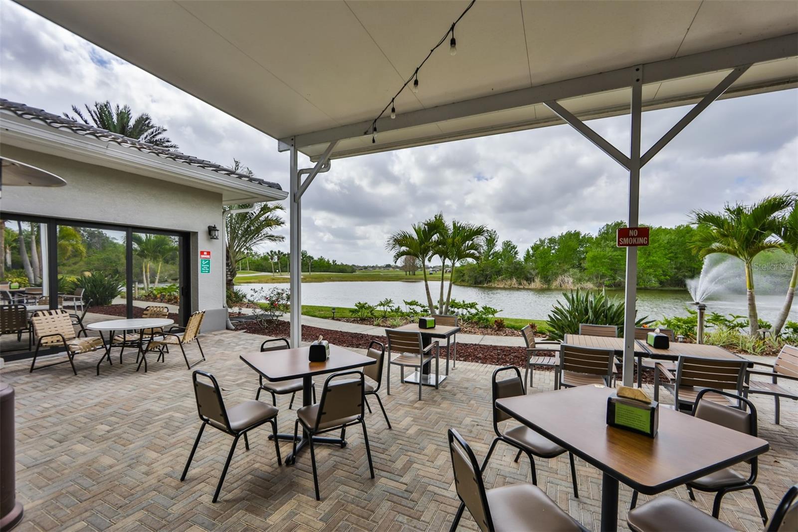 Outdoor eating area at the Palm Court