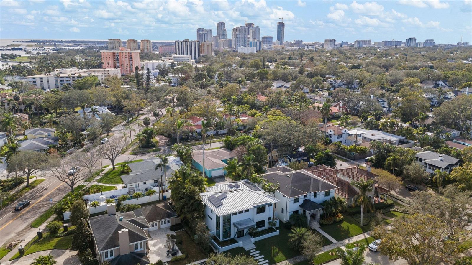 Easy walk, bike or golf cart ride Downtown