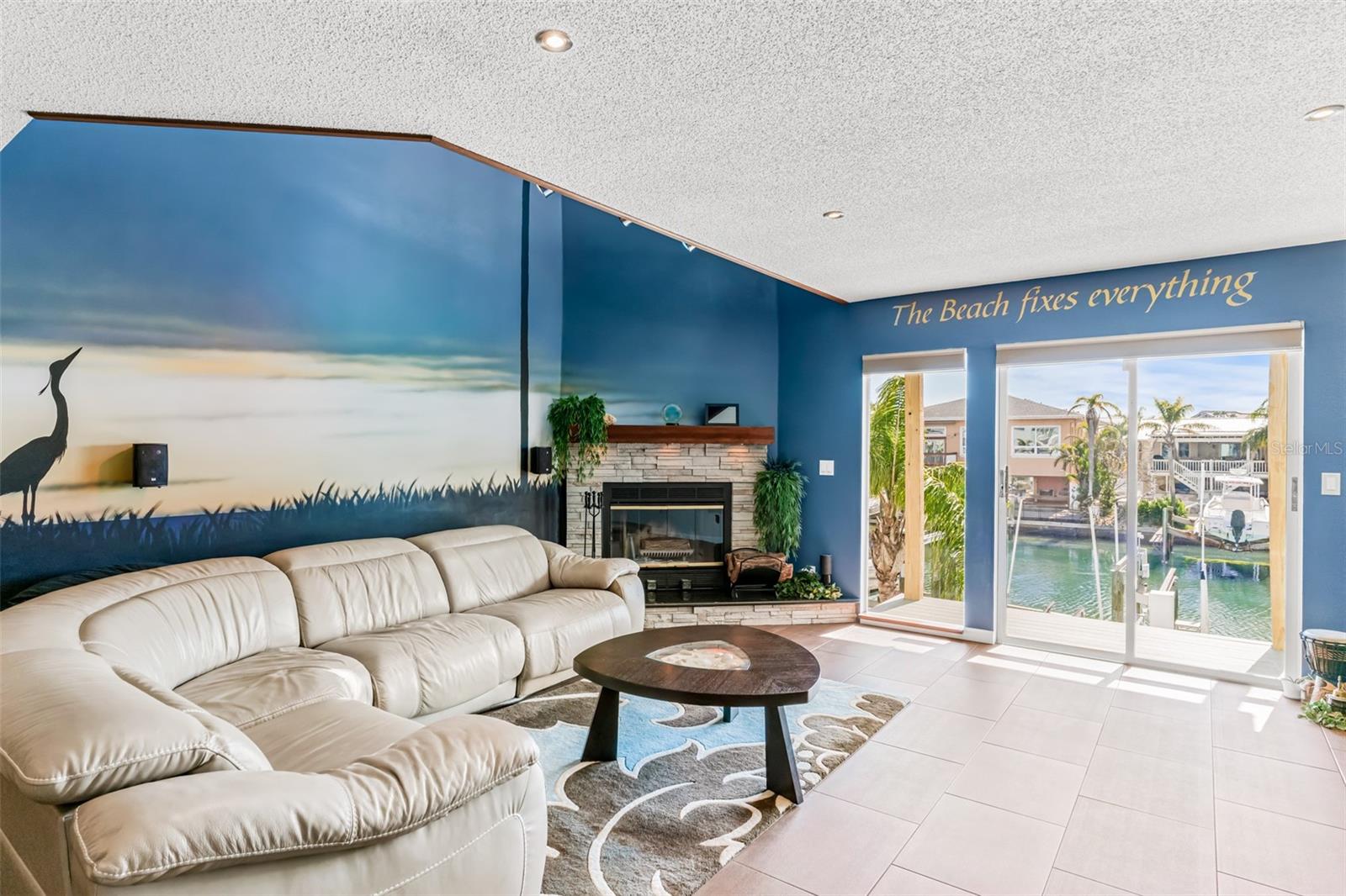 Livingroom with balcony access