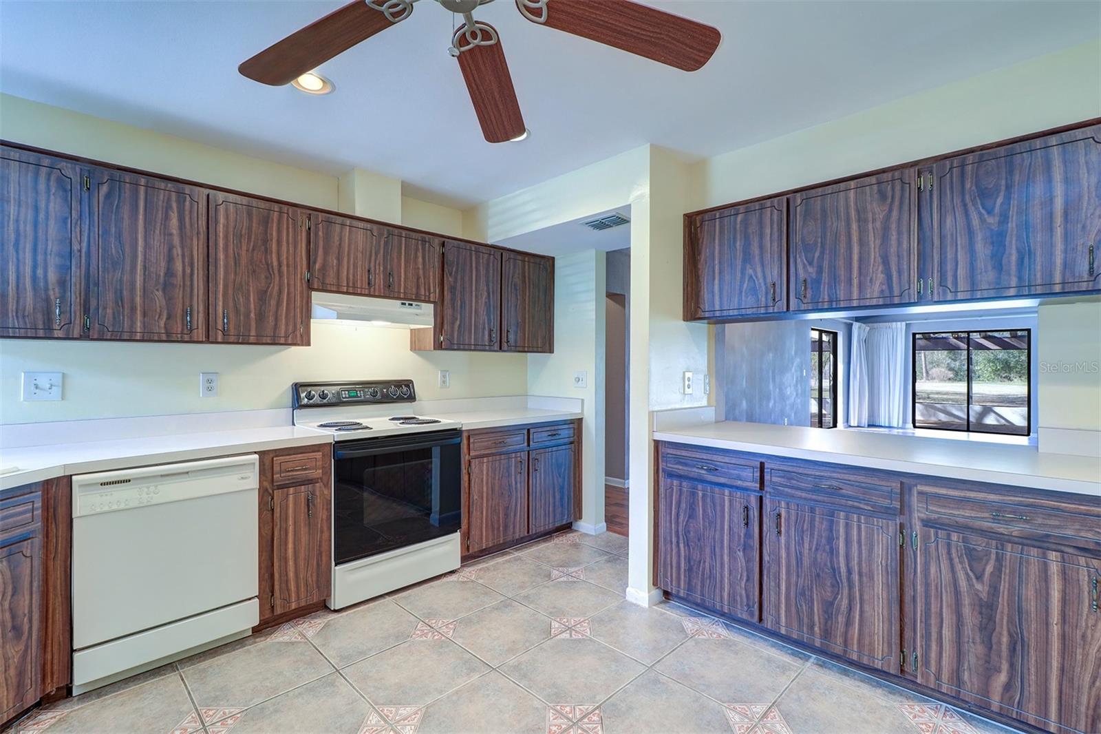 Spacious eat in area in kitchen