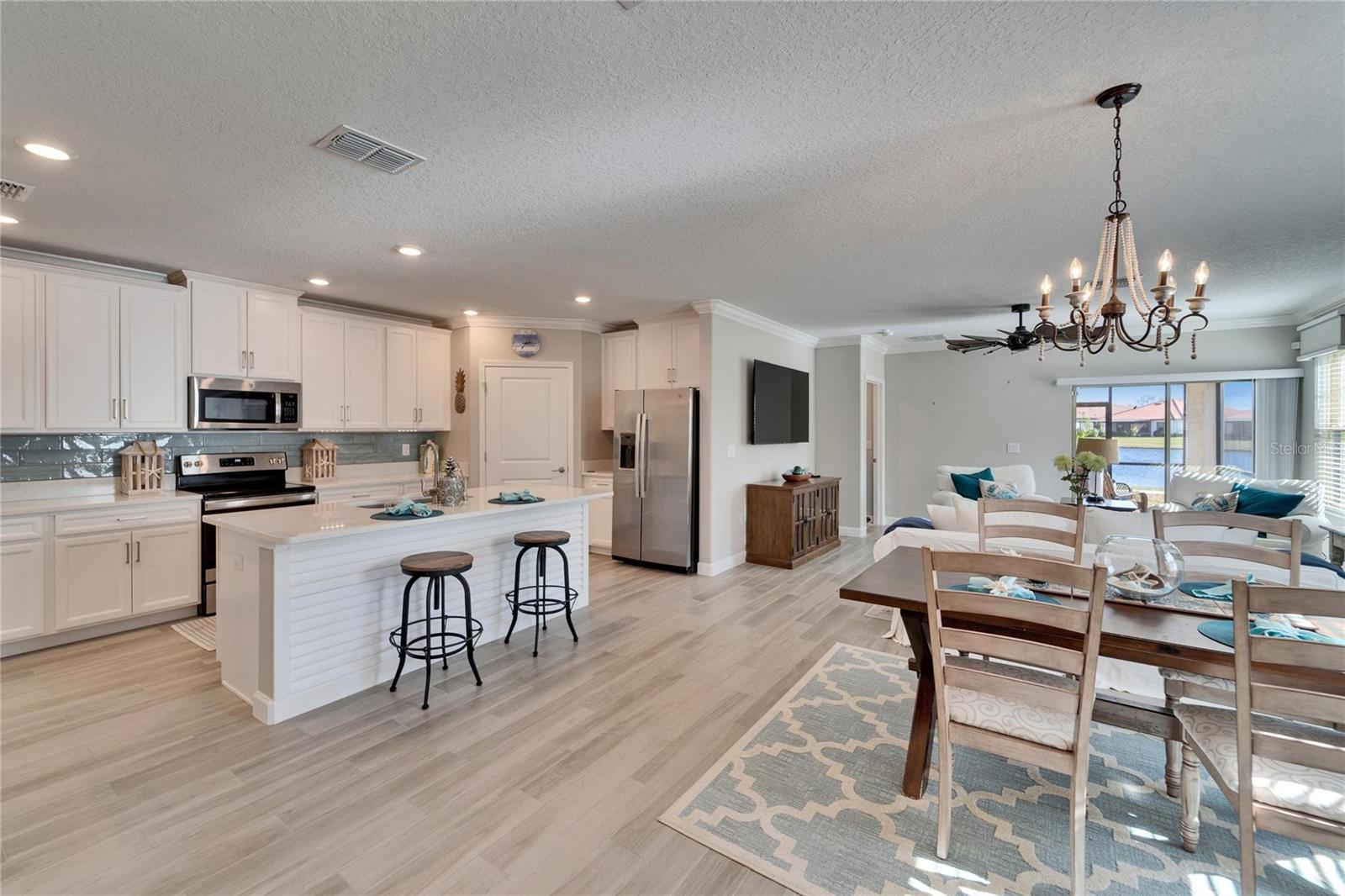 Large open floorpan that is 100% move in ready.  Kitchen boasts quartz counters, Stainless steel appliances, large walking pantry.