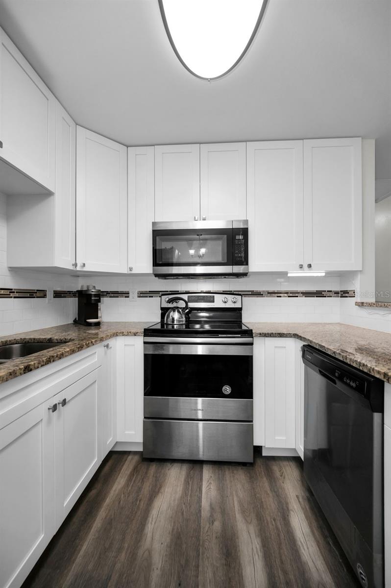 Crisp shaker cabinetry with 42-inch uppers & soft close doors & drawers.