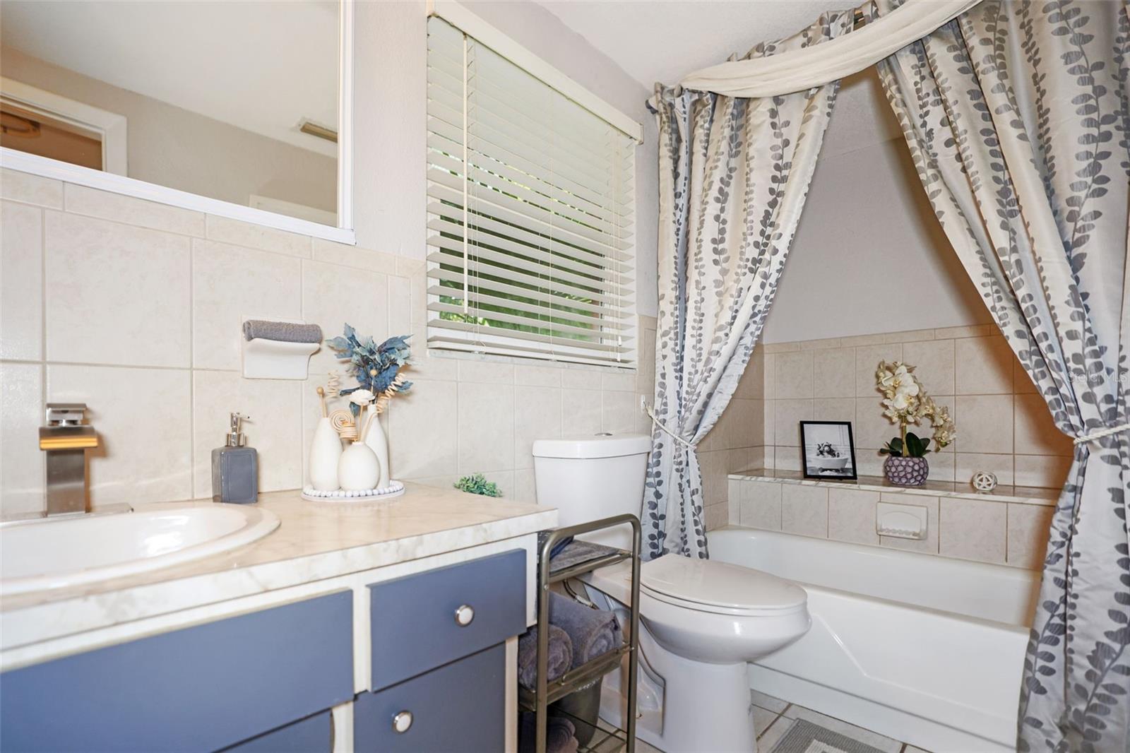 Main bathroom -tub