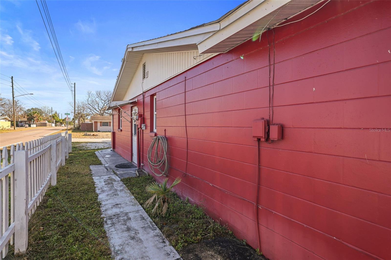 Side picket fence