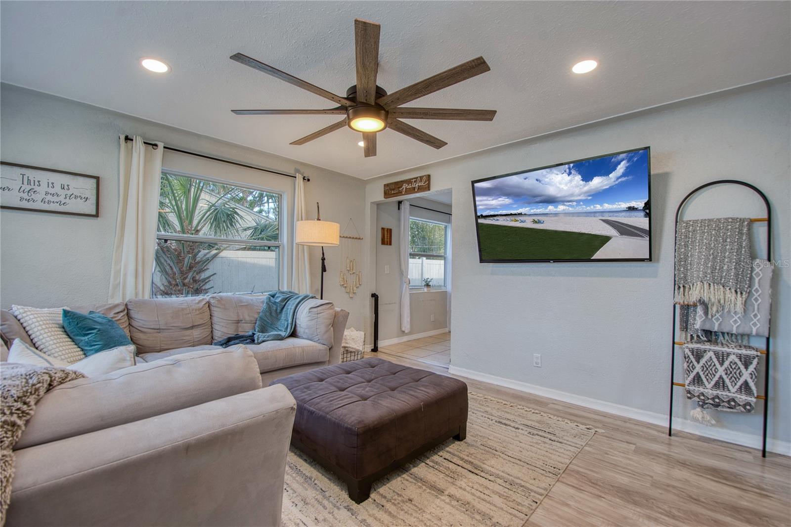 SPACIOUS LIVING ROOM